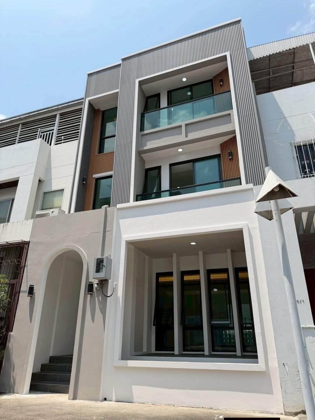 ขายด่วน! ลดทันที 2 ล้าน! ทาวน์โฮม 4.5 ชั้น มีลิฟต์ส่วนตัว สุขุมวิท 101 ใกล้ BTS ปุณณวิถี